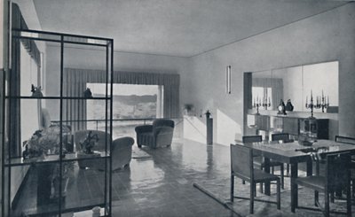 Paniconi et Pediconi. Une salle à manger avec une grande fenêtre et des rideaux conçus pour encadrer une belle vue - Unbekannt