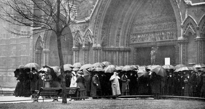 Personnes attendant sous la pluie pour assister à un service à l