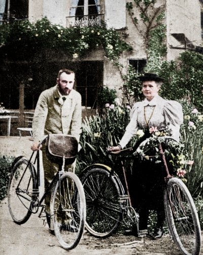 Pierre et Marie Curie, physiciens français, se préparant à faire du vélo - Unbekannt