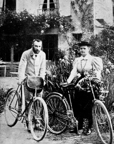 Pierre et Marie Curie, physiciens français, se préparant à faire du vélo - Unbekannt