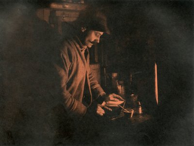 Ponting développant une plaque dans la chambre noire, vers 1910-1913 - Unbekannt