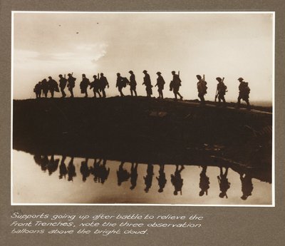 Première guerre mondiale: troupes de renfort avançant vers les tranchées du front, avec trois ballons d