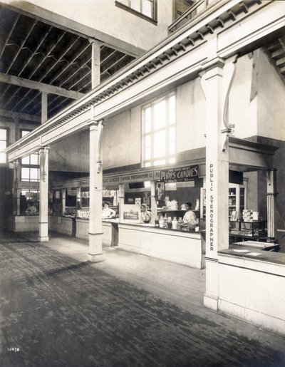 Stand de commodités publiques, avec carte postale, bonbons et cabines de sténographe public dans le Palais des Manufactures à l