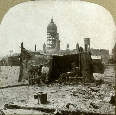 Camp de réfugiés fait de morceaux de tôle ondulée récupérés dans les ruines - Unbekannt