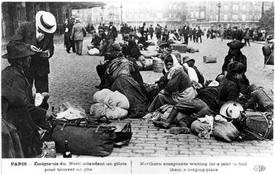 Réfugiés du nord attendant un guide pour leur trouver un logement, Paris, Première Guerre mondiale, 1914-1918 - Unbekannt
