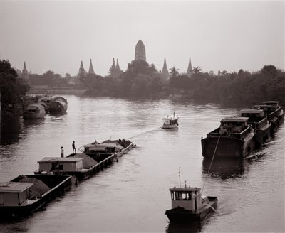 Péniches descendant la rivière Chao Phraya avec vue sur Wat Chaiwatthanaram - Unbekannt