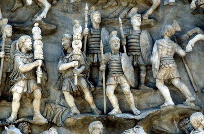 Soldats romains participant à la decursio, le rituel de circonvolution du bûcher funéraire, vers 180-196 - Unbekannt