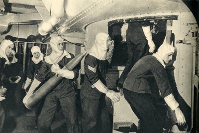 Marines royaux manipulant des munitions à bord du HMS Illustrious, Seconde Guerre mondiale, vers 1939-1943 - Unbekannt