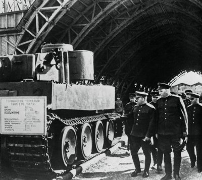 Généraux russes inspectant une exposition d