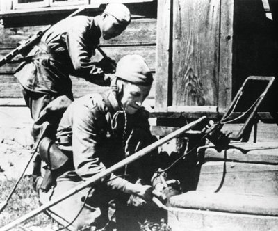 Soldats russes avec détecteurs de mines déminant une maison piégée, Front de l