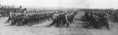 Troupes russes défilant lors de la visite du Président français Raymond Poincaré en Russie, 22 juillet 1914 - Unbekannt
