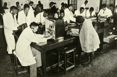 Scènes dans un collège indigène - Étudiants dans le laboratoire de physique, vers 1948 - Unbekannt