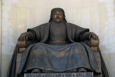 Statue assise de Gengis Khan au Parlement d