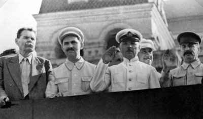 Figures soviétiques senior sur la tribune du mausolée de Lénine, Place Rouge, Moscou, URSS, 1931 - Unbekannt
