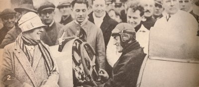 Montrant le mécanisme de conduite à des spectateurs intéressés, vers 1927, 1935 - Unbekannt