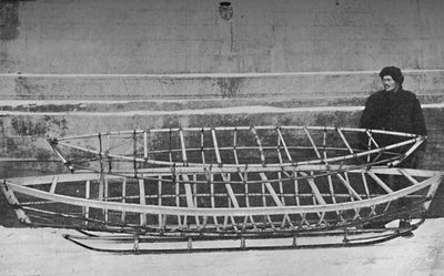 Squelettes de kayak pour un homme en bambou, et double kayak, allongés sur un traîneau à main, 1894, 1897 - Unbekannt