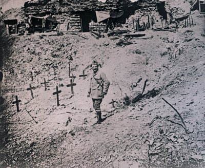 Soldat parmi des croix en bois - Unbekannt