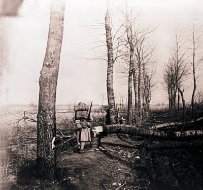 Soldat avec sac sur le dos, vers 1914-1918 - Unbekannt