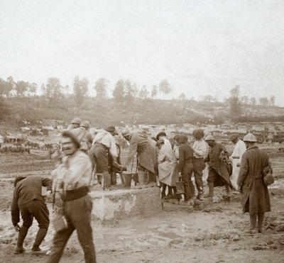 Soldats faisant la queue dans la boue pour de l