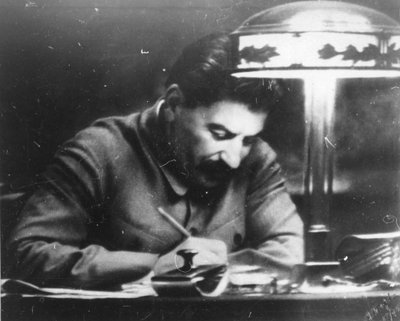 Le leader soviétique Josef Staline dans son bureau au Kremlin, Moscou, URSS, 1935 - Unbekannt