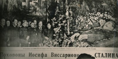 Les dirigeants soviétiques visitent le cercueil fleuri de Staline dans la salle des colonnes de Moscou - Unbekannt