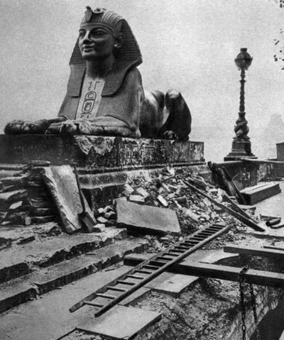 Sphinx endommagé par une bombe allemande larguée sur l