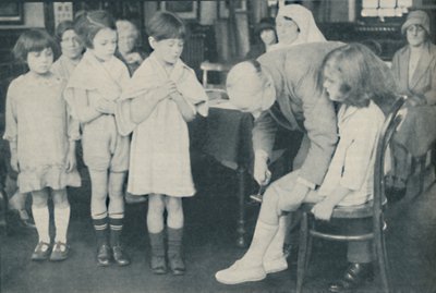 Test du réflexe rotulien pour indication de maladie nerveuse, vers 1935 - Unbekannt
