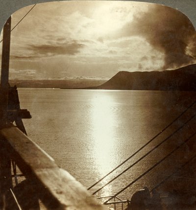Le soleil de minuit en juillet sur les falaises de Spitzbergen et l