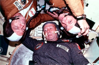 Les deux équipages de la mission conjointe de rendez-vous en orbite terrestre USA-URSS ASTP - Unbekannt