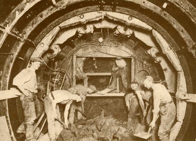 Excavation du tunnel du métro par le moyen du bouclier de forage Greathead, vers 1930 - Unbekannt