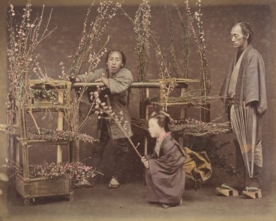 [Deux hommes japonais et une femme japonaise posant avec des branches fleuries], 1870s - Unbekannt