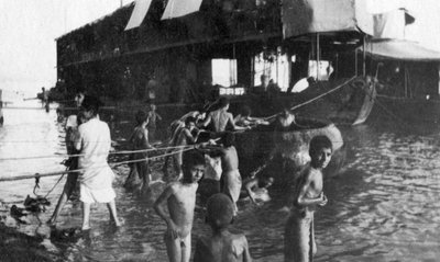 Barge à deux ponts utilisée pour déplacer les troupes britanniques sur le Tigre d