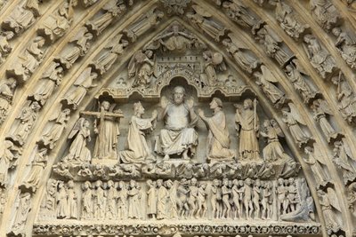 Tympan du portail du Jugement Dernier : Christ du Jugement. À ses côtés, à genoux, la Vierge Marie et Saint Jean intercèdent pour le salut des âmes. Cathédrale d