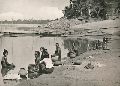 Scène typique au bord de la rivière sur le grand Irrawaddy - Femmes se baignant et puisant de l