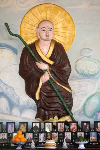 Monastère zen Van Hanh. Moine bouddhiste devant un autel vietnamien pour les ancêtres. La vénération des morts. Dalat. Vietnam - Unbekannt