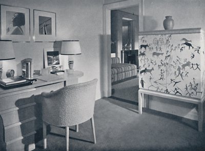 W. & J. Sloane. Salle de loisirs des photographes montrant un bureau en chêne naturel, une couverture tissée à la main - Unbekannt