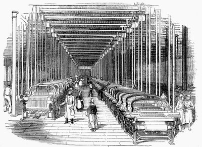 Atelier de tissage équipé de rangées de métiers à tisser mécaniques entraînés par courroie et arbre - Unbekannt