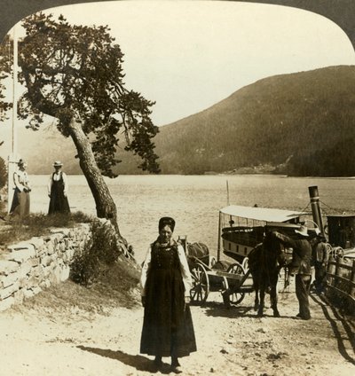 Quand le bateau à vapeur du lac arrive à la jetée de Tinoset - vue à travers Tinsjo vers les collines, Norvège, vers 1905 - Unbekannt