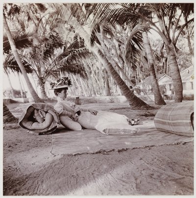 Femme allongée sous des palmiers, vers 1911 - Unbekannt