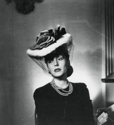 Femme portant un chapeau et un voile par le créateur de mode français Jacques Fath - Unbekannt