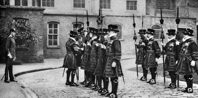 Yeomen Warders en parade à la Tour de Londres, 1926-1927 - Unbekannt