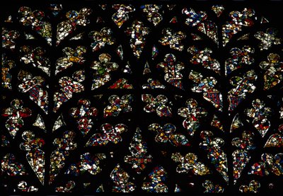 Motifs abstraits de fragments de vitraux du XIIIe siècle dans la fenêtre de l