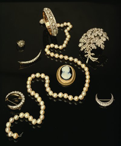 Quatre broches en diamant victoriennes ; camée ovale sculpté ; collier de perles de culture - Unbekannt Unbekannt