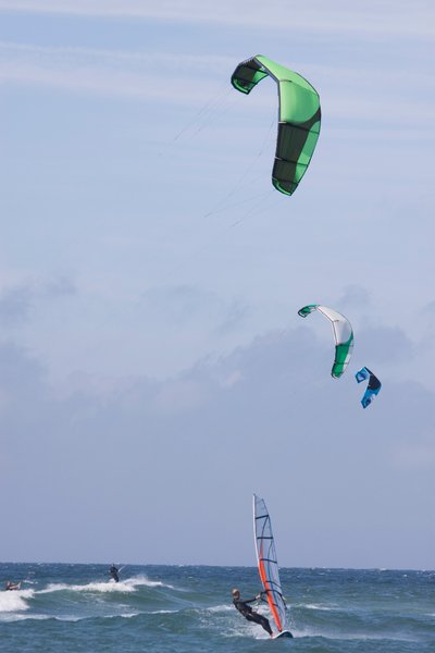 Allemagne, état du Schleswig-Holstein, île de Sylt, parachute surf et planche à voile sur les vagues en mer - Unbekannt Unbekannt