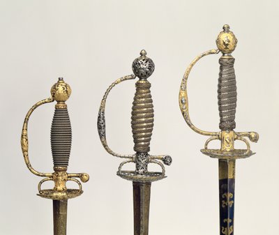 Poignées de trois épées françaises : une en acier, bleue et ornée de motifs en or ciselé, c.1730 ; une en acier percé et ciselé et le fond en or mat, c.1760 ; une en acier ciselé, gr - Unbekannt Unbekannt