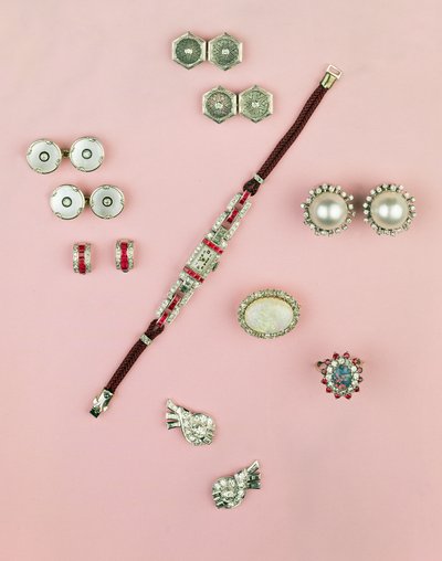 Sélection de bijoux Art Déco ; montre en rubis calibre ; boutons, boutons de manchette et clous ; boucles d