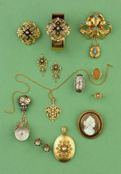 Sélection de bijoux : bracelet en or et émail, broche stomacher en or et turquoise, montre à gousset, bague de deuil, bague camée en cornaline et médaillon en diamant taillé en rose - Unbekannt Unbekannt