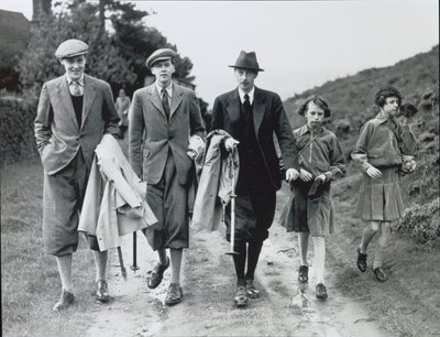10e duc avec ses quatre enfants, Billy, Andrew, Anne et Elizabeth à Bolton Abbey, vers 1938 - William M. Timlin