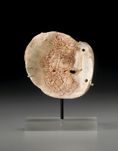 Pectoral en coquillage maya avec le profil d