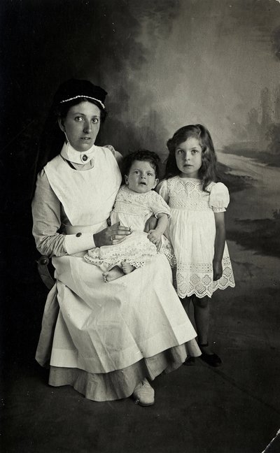 Une « nourrice » posant avec des enfants dans les années 1920. - William M. Timlin